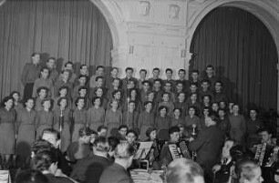 Jugendliche musizieren auf dem Empfang der Volksdemokratien