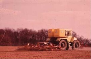 Fotografie: Saatbettkombination, Saatbettbereitung, Pflanzenschutz, Feldspritze angebaut, Systemtraktor, Weiste- Dreieck