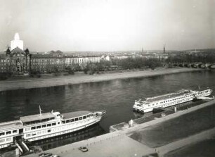 Dresden-Altstadt. Blick aus dem Wohnhochhaus, Terrassenufer 14, über die Elbe mit Hotelschiffen nach Nord-Nordosten