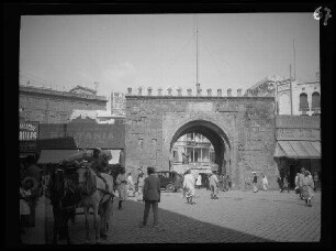 Tunis (Tunesien): {Bab el Bhar (Hafentor), im Hintergrund der Place du Cardinal Lavigerie mit der Statue des Kardinals