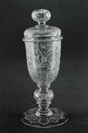 Deckelpokal mit Blumenranken