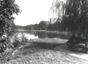 Halle (Saale). Blick nach Osten über die Saale gegen die Giebichensteinbrücke und Burg Giebichenstein