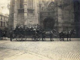 Edinburgh, Schottland. Touristen der Hapag auf vierspänniger Kutsche Nr. 1, gefolgt von weiterem Wagen, bei einer Fahrt durch die Stadt, hier bei St. Giles Cathedral und Reiterdenkmal