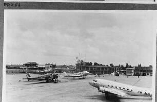 Vergleichsabbildungen. Amsterdam. Flughafen. Blick über das Rollfeld zum Empfangsgebäude