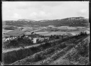 Plaue. Blick von Kleinbreitenbach nach Osten gegen die Kalkwand der Reinberge