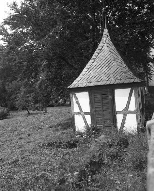 Triebel-Sachsgrün, Dorfstraße 1. Rittergut. Pavillon (ehemaliges Milchkühlhaus?) im Park. Ansicht der Türseite