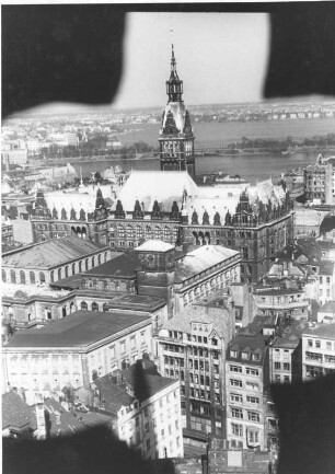 Hamburg-Altstadt. Blick vom Turm der St. Nicolai-Kirche zum Rathaus der Freien- und Hansestadt. Aufgenommen im Winter