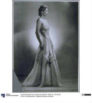 Frau in Kleid von Strube?