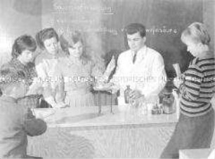 Chemieunterricht in der Polytechnischen Oberschule Krien