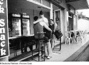 Snackbar mit drei Besuchern