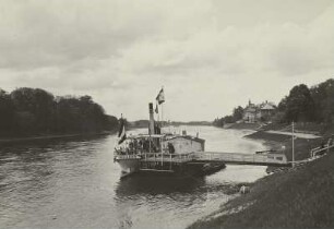 Dresden-Pillnitz, Dampferanlegestelle mit Dampfer. Blick elbabwärts gegen Schloss Pillnitz
