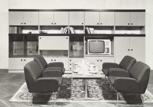 Anbauwand "Favorit" : Wohnzimmermöbel. Anbauwand "Favorit" (1975;VEB Holzverarbeitung Eisleben) mit Sitzgruppe und Couchtisch
