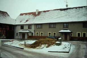 Bauernhof mit Misthaufen, Wohnhaus, Wirtschaftsgebäuden; Pension Keller