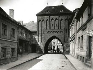 Belgrad, Hohes Tor : Belgard. (Białogard/Westpommern). Hohes Tor (Wysoka brama). Ende 14. Jahrhundert. Ansicht von Südost