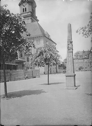 Distanzsäule : Geyer, Altmarkt. Distanzsäule (1730) und Rathaus (1916-1920)