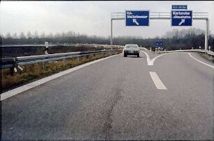 Ausfahrt West: Teilung in Tangente Nordwest (Heidelberg Richtung Landau) und Überführung West (Heidelberg Richtung Wolfartsweier)
