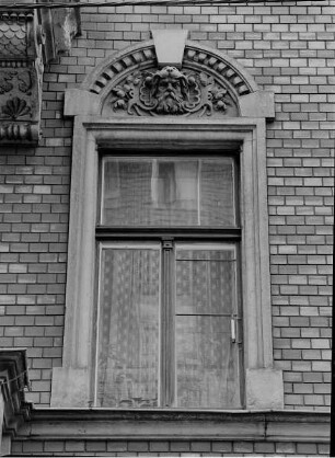 Dresden-Neustadt, Louisenstraße 8. Wohnhaus (um 1890). Fenster (1. Obergeschoß)