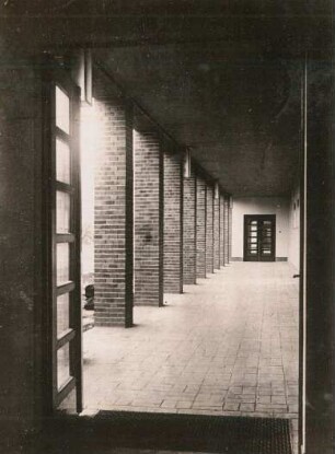 Leipzig. Max-Klinger-Schule (IV. Höhere Mädchenschule). Gedeckter Wandelgang