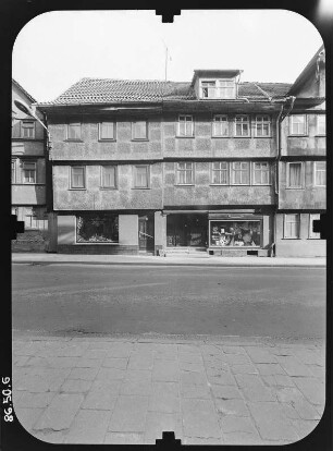 Schmalkalden, Auer Gasse. Wohnhaus mit Läden. Straßenfront