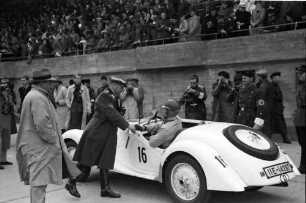 Avus-Rennen: Korpsführer Hühnlein begrüßt No. 16 Graf von der Mühle-Eckart