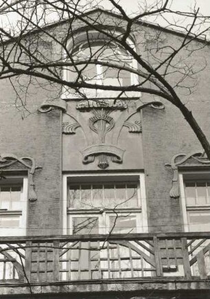 Dresden-Neustadt, Arndtstraße 13. Wohnhaus (um 1900). Balkon (2. Obergeschoß) und Fenster (3. Obergeschoß)