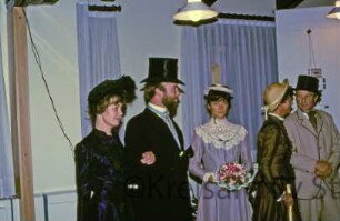 Ausstellung: "Die Große Straße": Eröffnung: Mitglieder des Historischen Arbeitskreises Ahrensburg Brigitte Ann, Dirk Menssen, Kirsten Brandstätter, Elke Dammann, Ewald Siems in historischen Kostümen, 23. September 1986