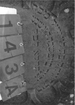 Grabstein 143 (Index: 100008989) Zustand: Rückseite zum Teil abgebröckelt Maße HxBxT: 99x57x11 cm Besonderheit: Kindergrab: Grabstein 143A