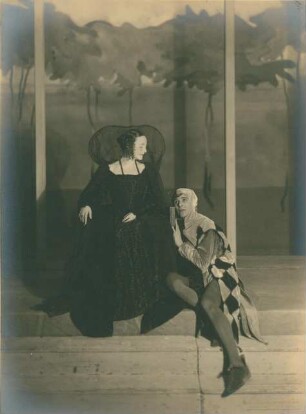 Antonia Dietrich als Olivia und Luis Rainer als Narr in "Was ihr wollt" von William Shakespeare. Staatsschauspiel Dresden, Neueinstudierung 03.04.1930