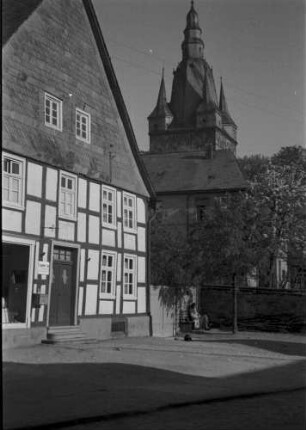 Brilon: Fachwerkhaus und Blick auf Kirchturm