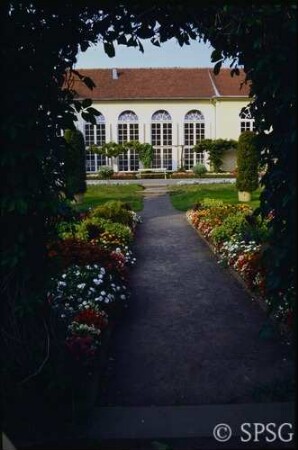 Potsdam, Neuer Garten, Sommerbepflanzung im Blumengarten vor der Orangerie.