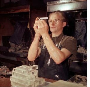 VEB Carl Zeiss Jena. Glasschneider beim Prüfen eines Werkstückes : Jena. VEB Carl Zeiss Jena. Glasschneider beim Prüfen eines Werkstückes