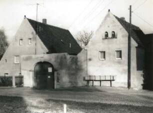 Dresden-Cossebaude, Hauptstraße 7. Dreiseithof (1801/1850). Straßenansicht von Südwesten