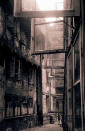 Hannover: Gasse mit offenen Fenstern, Goldener Winkel