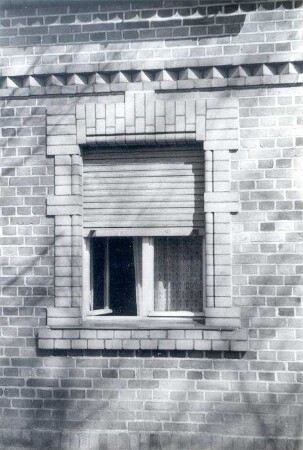 Fassadendetail in Sabrodt : Bauwesen - Exterieur. Ort: Zabrod / Sabrodt. Modernes Fenster