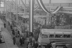 Messebesucher in der ungarischen Ausstellungshalle, Präsentation von Maschinen und Fahrzeugen