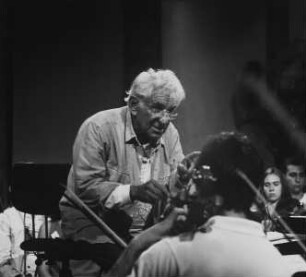 Leonard Bernstein (1918-1990; Pianist, Komponist, Dirigent) beim Dirigieren. Salzau, 1986