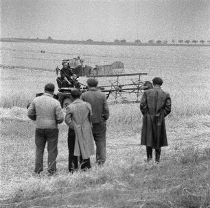 Landmaschinen im Examen (Merxleben). Frontschwadmäher im Einsatz
