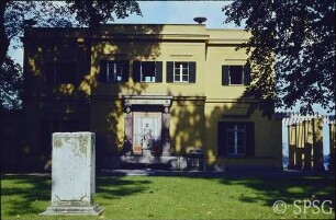 Berlin, Schlossgarten Glienicke, Casino, Gartenseite mit Marmorbank.