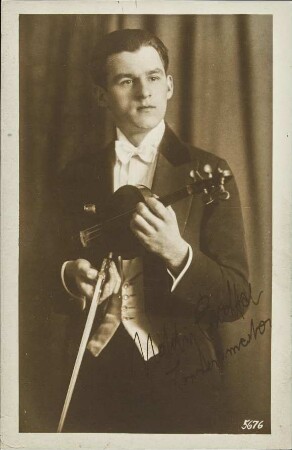 [Junger Violinist im Anzug]