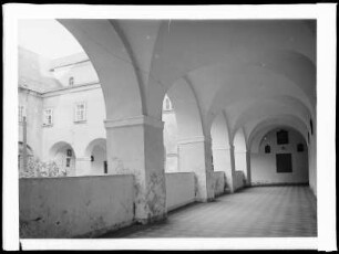 Deutsch-Gabel: Kreuzgang im Kloster