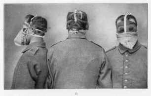 Foto des angelegten französischen x-T-x-Mundschutzes mit Schutzbrille ("Masque Tambuté") gegen Kampfgas (Druck)
