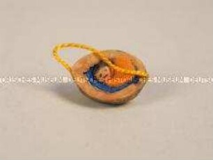 Christbaumschmuck: Nusshälfte mit Figur