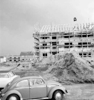 Wohnungsbau: Wohngebiet Kellerberg-Süd: Wohnblocks der Neuen Lübeck-Südholsteinischen Baugenossenschaft: Richtfest: im Hintergrund fertige Häuser und Rohbauten: davor Pkws