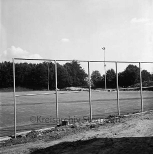 Oetjendorfer Landstraße / Waldweg: Turn- und Sportverein Hoisdorf: Sportzentrum: Anlage eines Sportplatzes: vorn Zaun: hinten Lichtmasten und Bäume