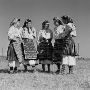 Tanzgruppe. Tänzerinnen einer Folkloregruppe in bulgarischer Tracht
