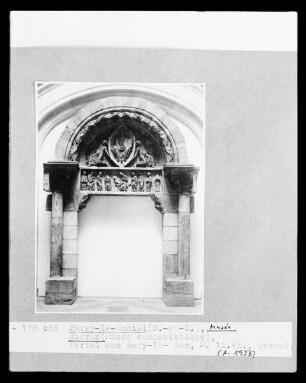 Portal mit einer Majestas Domini-Darstellung im Tympanon
