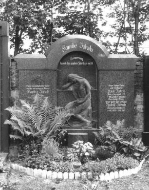 Wandgrabmal der Familie Jakob. Diorit, Metallguß (?). Dresden-Omsewitz, Cottaer Friedhof