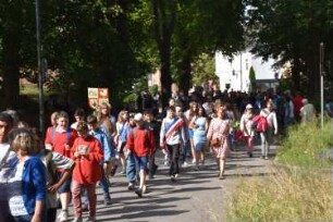 Bad Oldesloe: Kindervogelschießen: Am Bürgerpark Blickrichtung Südwesten: Einzug auf den Exer: Festumzug Theodor-Storm-Schule Klassen 6a und 6b: 13. Juli 2023