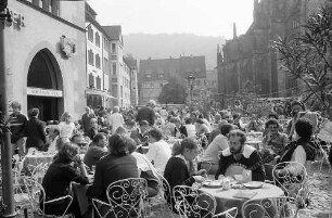 Freiburg i. Br.: Münsterplatz: Marktszenen am Kornhaus