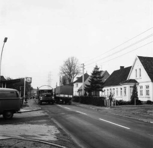 Möllner Landstraße: hinten Mitte zwei Lkws: links Transporter: dahinter Tankstelle: rechts und hinten Wohnhäuser